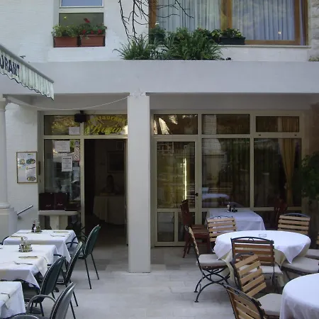 לינה וארוחת בוקר Petra ברלה